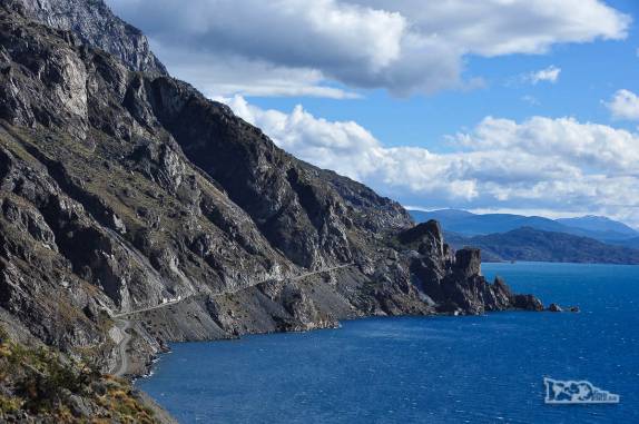 Nosso estreito caminho margeia o lago General Carrera a caminho da Carretera Austral, no sul do Chile